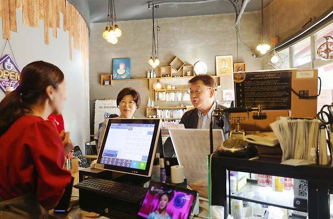 박성효 소상공인시장진흥공단 이사장이 29일 대전 공단본부 인근 소상공인을 찾아가 사업 홍보 및 수혜 소상공인으로부터 크레딧 사용 애로사항 등 다양한 의견을 청취했다.(사진=소상공인시장진흥공단)