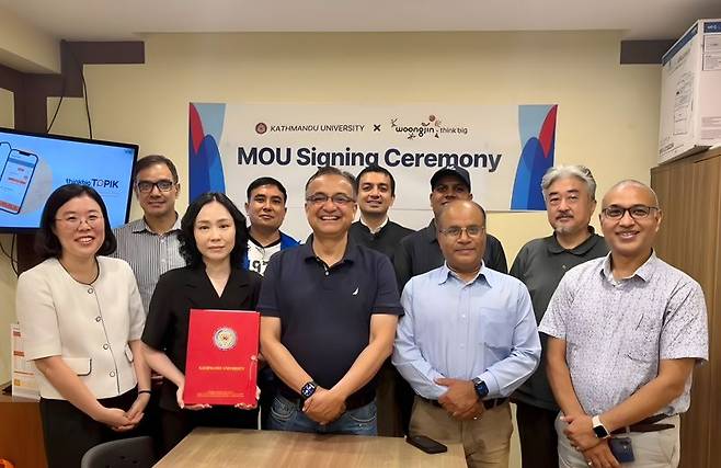 지난 3일 진행된 업무협약식에서 웅진씽크빅과 카트만두대학교 관계자들이 기념촬영을 하고 있다. 웅진그룹 제공