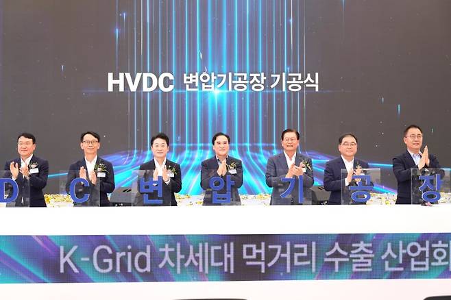 30일 경남 창원공장에서 열린 효성중공업 HVDC 변압기 공장 기공식에서 한국전력 서철수 부사장(왼쪽부터), 경남도 김명주 경제부지사, 산업통상자원부 이호현 차관, 국민의힘 김종양 국회의원, 효성 이상운 부회장, 더불어민주당 허성무 국회의원, 국민의힘 최형두 국회의원이 세리머니를 하고 있다. 효성중공업제공