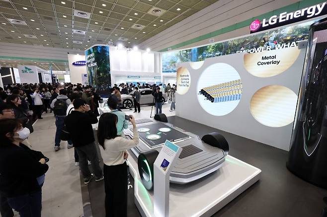 지난 3월 5일 서울 강남구 코엑스에서 열린 인터배터리 2025에서 관람객들이 LG에너지솔루션 부스를 둘러보고 있다. 연합뉴스