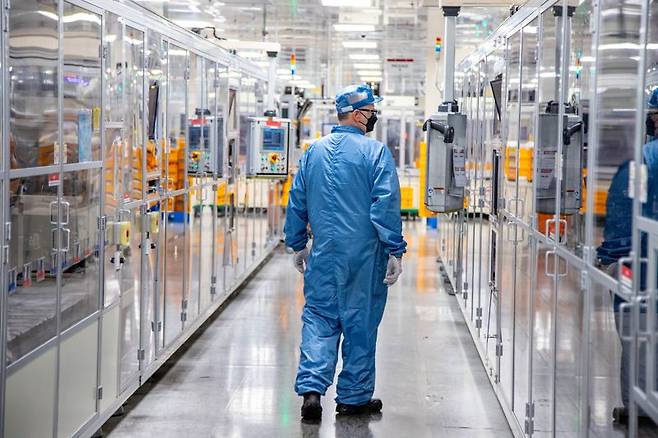 LG에너지솔루션 미시간 홀랜드 공장에서 직원이 배터리 생산 공정을 살펴보고 있다. 사진=LG에너지솔루션 제공