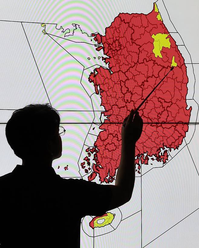 펄펄 끓는 한국무더위가 이어지고 있는 30일 서울 동작구 기상청 모니터에 폭염 특보 발효 지역이 표시되고 있다. 빨간 색은 폭염 경보, 노란 색은 폭염 주의보가 각각 발효된 지역이다. 연합뉴스