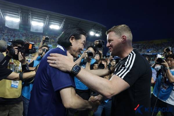 김판곤 감독과 에디 하우 뉴캐슬유나이티드 감독. 한국프로축구연맹 제공