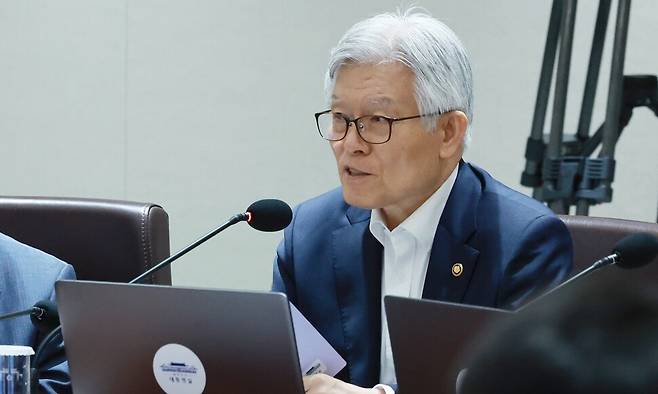 최동석 인사혁신처장이 29일 서울 용산 대통령실 청사에서 이재명 대통령 주재로 열린 국무회의에서 중대재해 근절대책에 대해 발언하고 있다. 연합뉴스