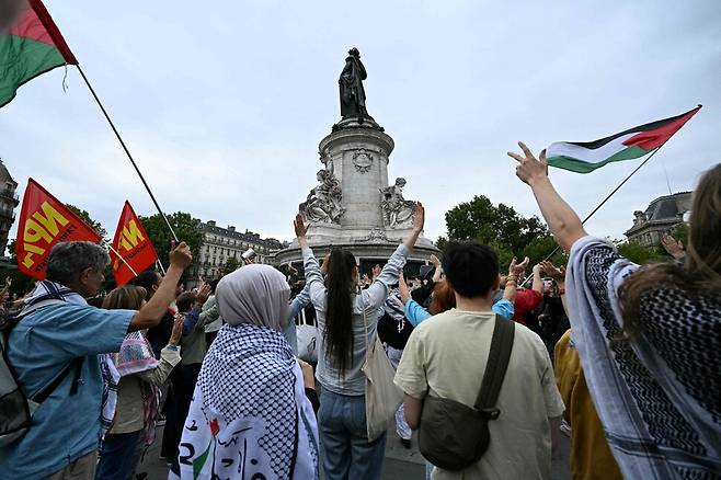 29일(현지시각) 파리 라 푸블리크 광장에서 팔레스타인 지지 시위가 열리고 있다. 파리/AFP 연합뉴스