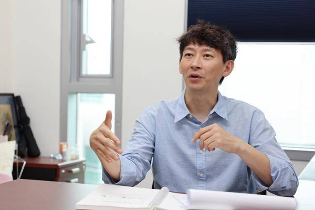 '보수 본능'의 저자인 최정균 카이스트 바이오및뇌공학과 교수는 "지금 20, 30대 남성이 40, 50대가 되면 생물학적 변화나 사회적 변화로 인해 정치적 보수성이 누그러질 것"이라고 내다봤다. 최정균 교수 제공