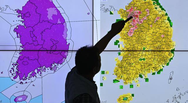 전국 대부분 지역에 폭염경보가 발효되는 등 불볕 더위가 이어진 29일 경기 수원시 수도권기상청에서 예보관이 폭염 상황을 모니터링하고 있다. 뉴시스