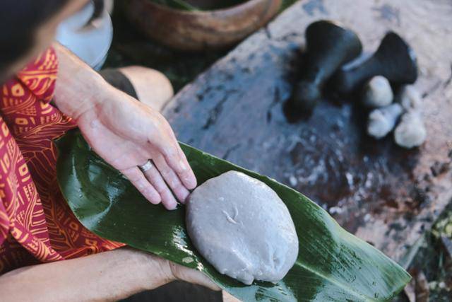 전통 방식으로 칼로 포이를 제조하는 모습. 하와이 관광청 제공