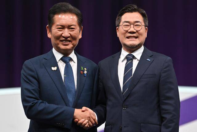 정청래(왼쪽), 박찬대 더불어민주당 당대표 후보가 29일 오후 서울 마포구 MBC에서 열린 TV토론회에서 기념 촬영을 하고 있다. 국회사진기자단