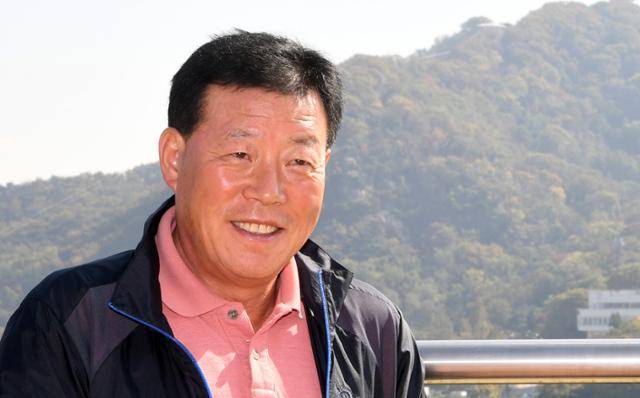 고(故) 허영호 대장이 2018년 4월 한국일보 본사에서 히말라야 에베레스트 등반 30주년 인터뷰를 하고 있다. 한국일보 자료사진