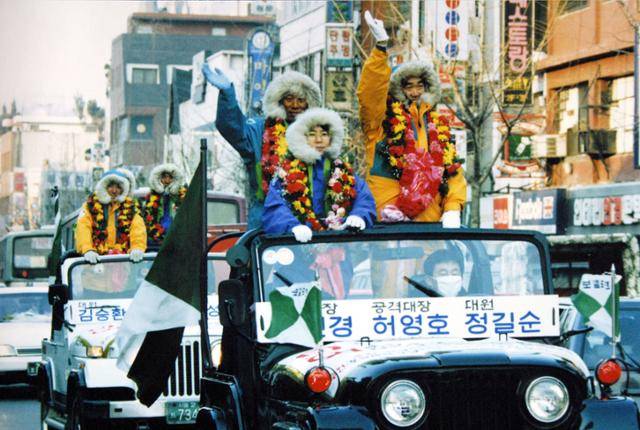 1994년 남극점 도달에 성공한 '94 한국 남극점 탐험' 대원들이 귀국 후 두 대의 오픈카에 타고 환영하는 시민들에게 손을 흔들어 답례하고 있다. 오른쪽이 고인경 단장, 허영호 대장, 정길순 대원이고 뒤차에 김승환, 유재춘, 홍성택 대원이 탔다. 한국일보 자료사진