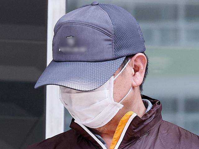 사제 총기 살해 사건 피의자 A씨(62·남)가 30일 인천 논현경찰서에서 검찰로 송치되고 있다. 뉴스1