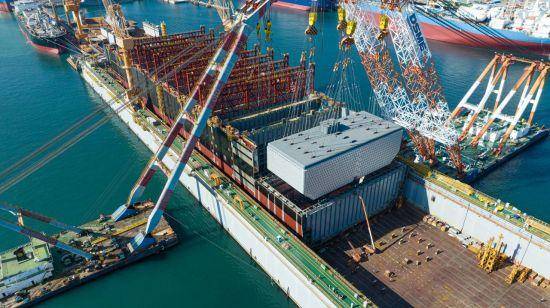 지난해 10월 경남 거제시 대우조선해양 옥포조선소에서 고망간강 LNG연료탱크가 컨테이너선에 탑재되는 장면. 대우조선해양 제공