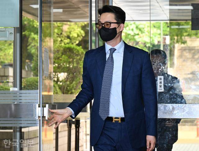 '건진법사 청탁 의혹'의 키맨으로 꼽히는 통일교 전 세계본부장 윤영호씨가 30일 서울 서초구 서울중앙지법에서 열린 구속 전 피의자 심문(영장실질심사)에 출석하고 있다. 왕태석 선임기자