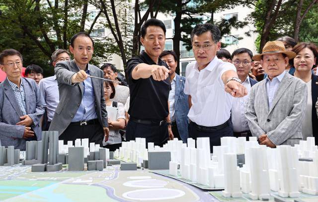 오세훈(가운데) 서울시장이 30일 서울 양천구 목동 6단지를 방문해 재건축사업 현장설명을 듣고 있다. 뉴스1