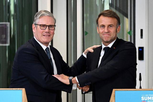 에마뉘엘 마크롱(오른쪽) 프랑스 대통령과 키어 스타머 영국 총리가 지난 10 영국 런던에서 공동 기자회견을 하면서 악수하고 있다. 런던=AP 뉴시스