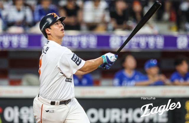 한화 노시환이 30일 대전 한화생명볼파크에서 열린 삼성전에서 3회말 솔로 홈런을 친 후 타구를 바라보고 있다. 한화 제공