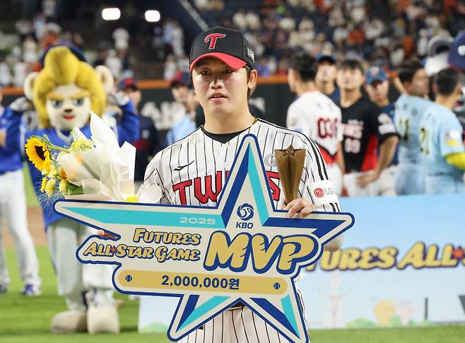 <yonhap photo-4380=""> 퓨처스 올스타전 MVP 손용준 (대전=연합뉴스) 강수환 기자 = 11일 오후 대전 한화생명볼파크에서 열린 '2025 KBO 퓨처스 올스타전' 시상식에서 북부 LG 손용준이 MVP를 수상하고 있다. 2025.7.11 swan@yna.co.kr/2025-07-11 21:15:34/ <저작권자 ⓒ 1980-2025 ㈜연합뉴스. 무단 전재 재배포 금지, AI 학습 및 활용 금지></yonhap>