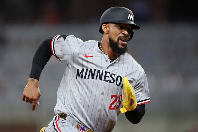 <yonhap photo-2646=""> ATLANTA, GEORGIA - JULY 15: Byron Buxton #25 of the Minnesota Twins runs to third base during the ninth inning of the MLB All-Star Game at Truist Park on July 15, 2025 in Atlanta, Georgia. Kevin C. Cox/Getty Images/AFP (Photo by Kevin C. Cox / GETTY IMAGES NORTH AMERICA / Getty Images via AFP)/2025-07-16 12:25:01/ <저작권자 ⓒ 1980-2025 ㈜연합뉴스. 무단 전재 재배포 금지, AI 학습 및 활용 금지></yonhap>