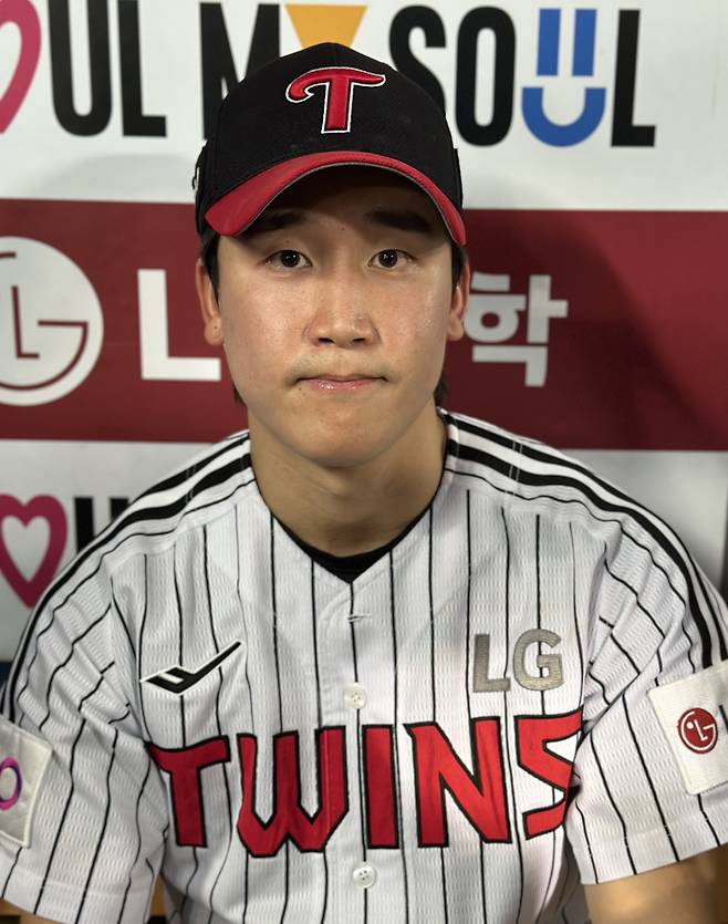 LG 구본혁이 29일 잠실 KT전에서 개인 첫 4안타를 기록한 뒤 취재진과 인터뷰를 하고 있다. 잠실=이형석 기자&nbsp;