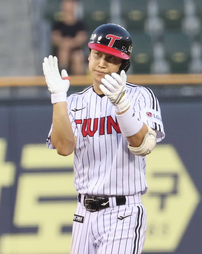 29일 오후 잠실야구장에서 열린 2025 프로야구 KT와 LG 경기. LG 구본혁이 3회 2타점 2루타를 날리고 기뻐하고 있다. 잠실=정시종 기자 capa@edaily.co.kr /2025.07.29.