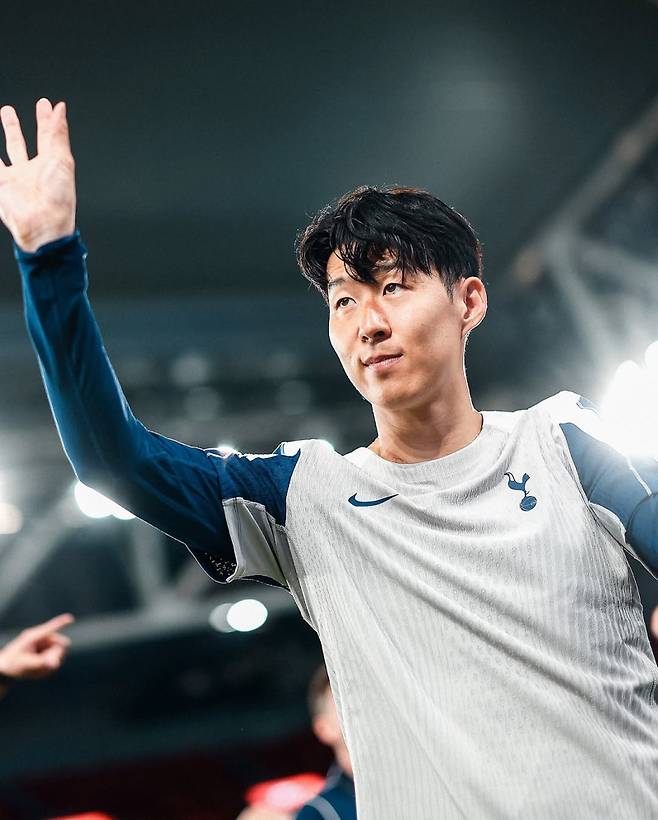 29일 홍콩에서 열린 오픈트레이닝에 참석해 팬들에게 인사를 전하고 있는 손흥민. 사진=토트넘 SNS