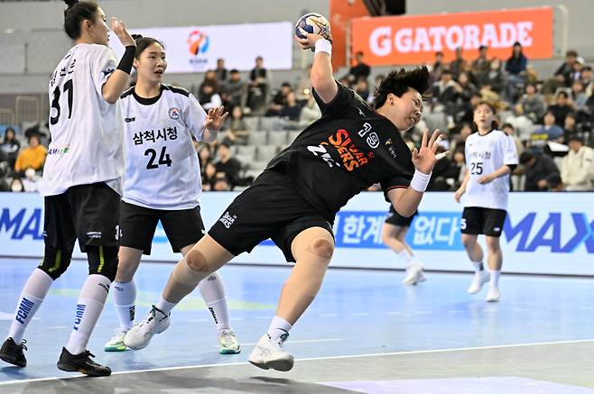 H리그 2024~25시즌 SK 슈가글라이더즈와 삼척시청의 경기 모습. 한국핸드볼연맹 제공
