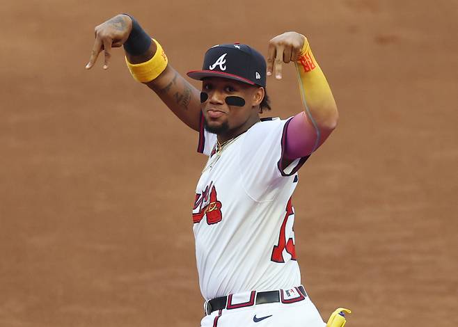 <yonhap photo-2107=""> National League left fielder Ronald Acuna Jr. (ATL) gestures as he is introduced before the start of the 2025 MLB All-Star Game against the American League at Truist Park in Atlanta, Georgia, on Tuesday, July 15, 2025. Photo by Mike Zarrilli/UPI/2025-07-16 10:52:59/ <저작권자 ⓒ 1980-2025 ㈜연합뉴스. 무단 전재 재배포 금지, AI 학습 및 활용 금지></yonhap>