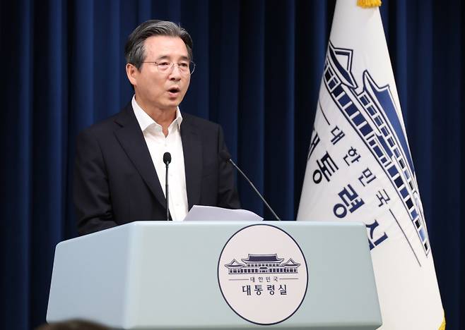 <yonhap photo-3277=""> 비상경제점검회의 설명하는 김용범 정책실장. 연합뉴스&nbsp;</yonhap>