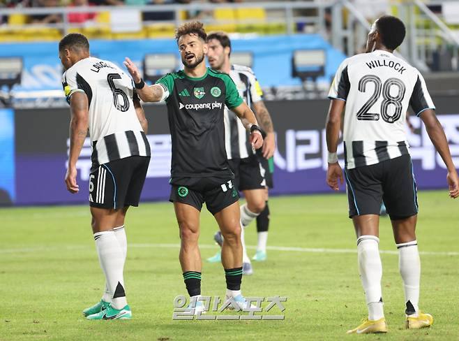 ‘2025 쿠팡플레이 시리즈’ 팀 K리그와 뉴캐슬의 경기가 30일 오후 수원월드컵경기장에서 열렸다. 팀 K리그 세징야가 슈팅이 실패하자 아쉬워 하고 있다. 수원=정시종 기자 capa@edaily.co.kr /2025.07.30.