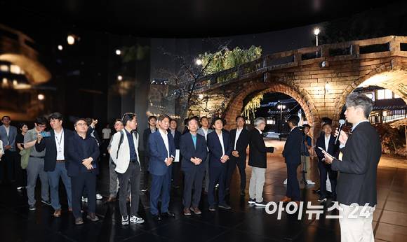 정태호 국정기획위원회 경제1분과장과 허민회 CJ 경영지원대표를 비롯한 위원들이 30일 경기 파주시 탄현면 CJ ENM 스튜디오를 찾아 VP Stage 시연을 하고 있다. [사진=사진공동취재단]