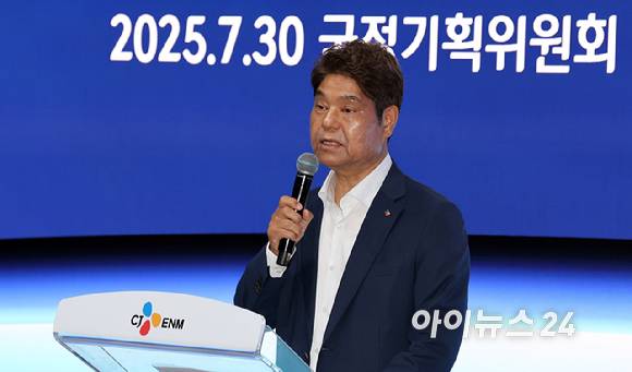 허민회 CJ 경영지원대표가 30일 경기 파주시 탄현면 CJ ENM 스튜디오를 찾은 정태호 국정기획위원회 경제1분과장을 비롯한 위원들 앞에서 인사말을 하고 있다. [사진=사진공동취재단]
