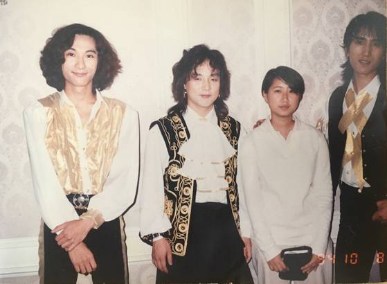 김세황(왼쪽 첫 번째)이 넥스트 멤버로 신해철(왼쪽 두 번째)과 함께한 첫 공연이었던 1994년 톰보이 뮤직 페스티벌 대기실에서 팬과 함께 사진을 찍었다. [사진 김세황]
