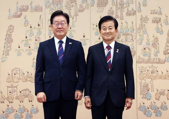 이재명 대통령이 28일 서울 용산 대통령실 청사에서 정동영 신임 통일부 장관에게 임명장을 수여한 뒤 기념촬영 하고 있다. [대통령실사진기자단]