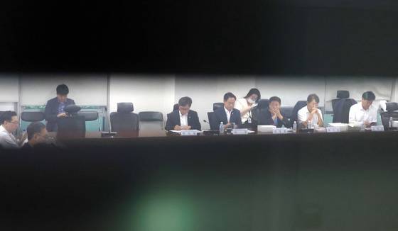 이형일 기획재정부 1차관(왼쪽 둘째)과 더불어민주당 허영 정책수석부대표(오른쪽 셋째) 등 여당 기획재정위원회 소속 의원들이 29일 오전 국회 의원회관에서 비공개로 열린 당정 협의에서 배당소득 분리과세 등 세제개편에 대해 논의하고 있다. [뉴시스]