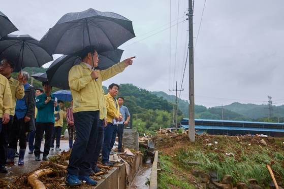 이재명 대통령이 21일 집중호우로 산사태가 발생한 경남 산청읍 부리마을에서 피해 상황을 점검하고 있다. 대통령실 제공.