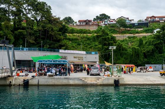 이수도항 풍경. 주말 하루 많게는 1200명이 이수도를 찾는다. 백종현 기자