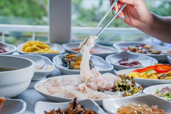 점심상에는 광어회와 도다리 세꼬시 등이 올라왔다. 양이 부족하다고 더 깔아 준다. 백종현 기자