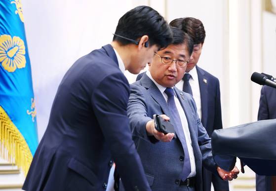 박관천 대통령경호처 차장이 지난달 27일 청와대 영빈관에서 '호국보훈의 달, 대통령의 초대' 행사가 시작되기 전 점검하고 있다. 대통령실사진기자단