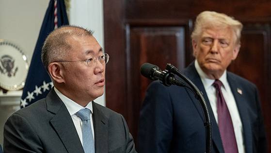 정의선 현대자동차그룹 회장(왼쪽)이 지난 3월 24일(현지시간) 미국 워싱턴 DC 백악관에서 도널드 트럼프 대통령이 지켜보는 가운데 210억 달러 규모의 대미 투자 계획을 발표하고 있다. 사진 백악관 엑스(X)