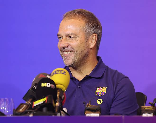 30일 서울 종로구 포시즌스호텔에서 열린 FC바르셀로나의 아시아투어 FC서울전 공식 기자회견에서 한지 플리크 감독이 취재진 질문에 답변하고 있다. [연합뉴스]