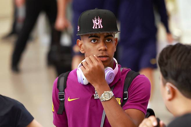 프리시즌 투어 중인 스페인 프로축구 FC바르셀로나의 신성 라민 야말이 29일 인천국제공항을 통해 입국했다. [연합뉴스]