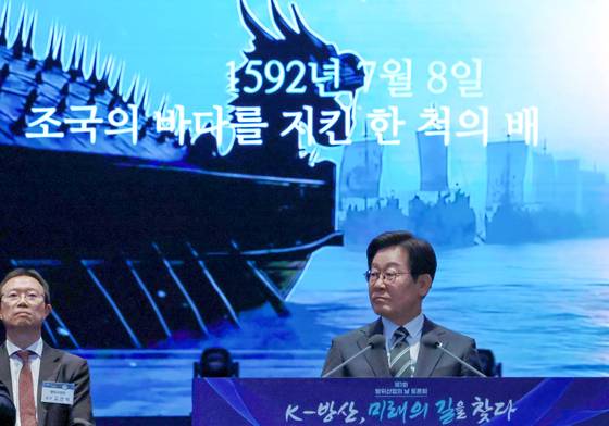 이재명 대통령이 8일 서울 그랜드 하얏트 호텔에서 열린 방위산업의 날 토론회에서 주제 영상을 시청하고 있다. 연합뉴스