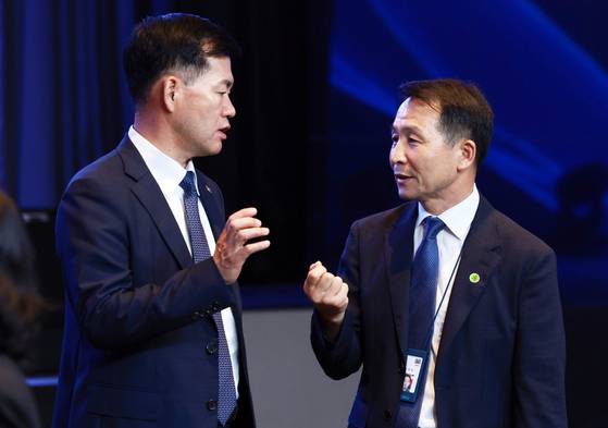 석종건 방위사업청장(왼쪽)과 김현종 국가안보실 1차장이 8일 서울 그랜드 하얏트 호텔에서 열린 방위산업의 날 토론회에서 대화하고 있다. 연합뉴스