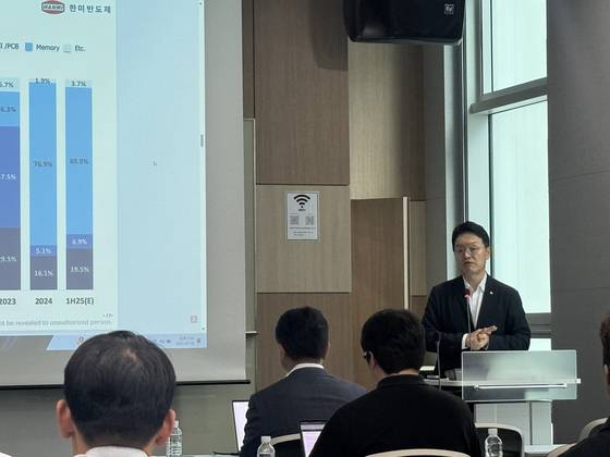 30일 김정영 한미반도체 최고재무책임자(CFO·부사장)가 서울 여의도 포스트타워에서 2분기 잠정실적 리뷰를 발표하고 있다. 연합뉴스