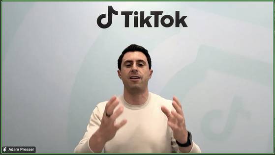 30일 틱톡 아담 프레서(Adam Presser) 신뢰와 안전 글로벌 총괄이 ‘틱톡의 신뢰와 안전’ 온라인 브리핑에서 새로운 청소년 보호 기능 업데이트를 설명하고 있다. 사진 틱톡