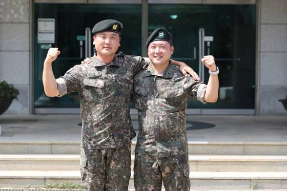 수영장에서 쓰러진 여성을 구한 육군 2기갑여단 성규석 상사(왼쪽)와 1사단 전차대대 이현식 중사. 사진 육군 2기갑여단=연합뉴스