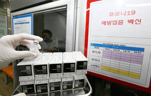 ▲ 여름철 코로나19 국내 유행 가능성에 대비해 18일 춘천시보건소 접종실에서 의료진이 신종 코로나바이러스 감염증(코로나19) 백신 수량을 확인하고 있다. 2025-06-18 김정호 기자 [강원도민일보 자료사진]