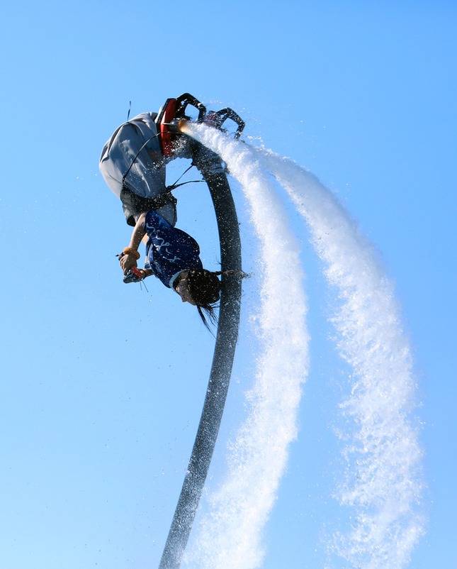 ▲ 인제, 두번째 여름축제 ‘여름애 인제애 빠지다’가 남면 부평리 빙어호 일원에서 오는 8월 10일까지 열리고 있는 가운데 지난 29일 플라이보드 세계챔피언 박진민 선수가 축제장 내 수상레저 체험장에서 시원하고 짜릿한 공연을 선보여 관광객들의 호응을 얻었다. 인제군 제공