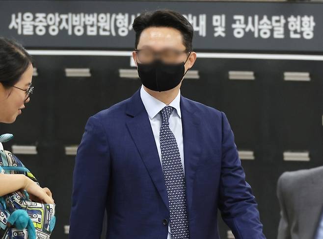 ▲ '건진법사 청탁 의혹'의 핵심 인물인 통일교 전 세계본부장 윤 모 씨가 30일 영장실질심사를 위해 서울중앙지법에 출석하고 있다. [연합뉴스]&nbsp;